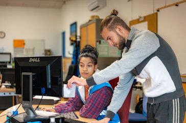 La fédération des Hautes Pyrénées est en lien avec l’éducation nationale pour accompagner.en tant que bénévoles des « pupilles de l’éducation nationale », jusqu’à six mois chacun a.priori. Il s’agit de jeunes en échec scolaire. Ils entrent dans un dispositif pour les faire.reprendre des études. Le cursus comprend le bénévolat..Une rencontre avec Eric, le bénévole encadrant ce dispositif, est prévue. Deux jeunes en qui.prennent actuellement part à ce dispositif, Morgane et Ethan, seront suivis durant leurs.actions de bénévolat. Deux jeunes déjà passés par ce dispositif et encore en contact avec le.SPF, Carl et Romain, seront également rencontrés.