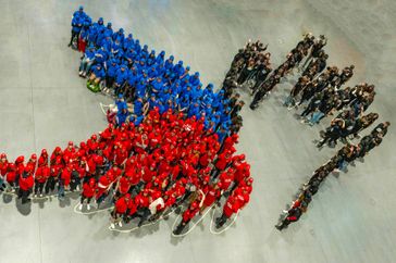 Des jeunes bénévoles, par une fresque humaine reproduisent le logo du SPF.