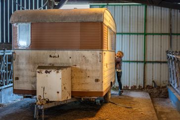 Pauvreté en milieu rural : la famille de Laetitia et de son mari possède une ferme près de Dinan.Pour nourrir leur 5 enfants, ils font appel au comité de Dinan qui leur a aussi fourni un ordinateur pour la scolarité de leurs enfants qui, loin des services publics, remplit aussi son office.