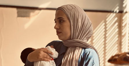 Fatima Abed Alnabi et sa fille Rita, dans l’école Dr Hikmat Al Sabbagh, où DPNA, notre partenaire au Liban, prodigue l’aide aux familles déplacées. Saïda, le 3 octobre 2024. ©Anthony Bou Rached