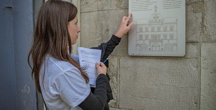 Lola, jeune de Belgarde dans l’Ain, cherche à résoudre l’enigme de l’hôtel de Ville de Nantua.