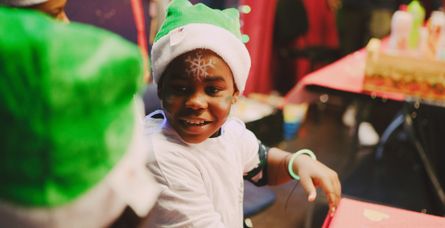 Les enfants "Copain du Monde" de Rennes ont organisé une fête de Noël pour 125 enfants et leurs familles le 22 décembre 2024.