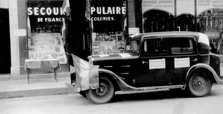 Locaux du comité de Tarbes du Secours populaire de France et des colonies en 1944/45. En vitrine, les portraits des martyrs du Secours populaire, Victor Blache et Edouard Planque. (Archives SPF)