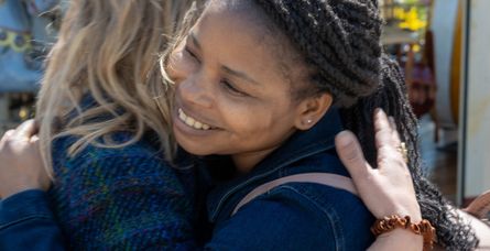 Lucie dans les bras d’Alicia, qui coordonne au sein du Secours populaire le projet « Je, tu, elles ». Le Mans, le 15 mai 2025.