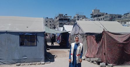 Weam Kilani, devant le camp de Sheick Radwan, dans la ville de Gaza où elle travaille en tant que sage-femme pour PMRS.