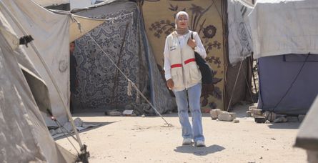 Weam Kilani, sage-femme au sein du Secours médical Palestinien (PMRS), dans le camp de Sheikh-Radwan (ville de Gaza), en juillet 2025. En une matinée, elle visite une quinzaine de patientes. ©PMRS/SPF
