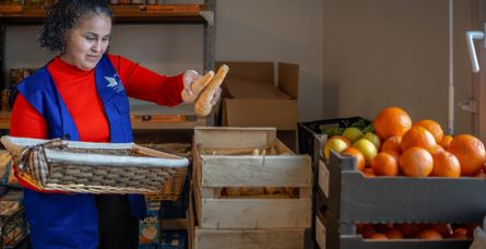 Zouhra rencontre le Secours populaire alors qu’elle est sans-abri et vit dans sa voiture. L’association l’a accompagnée dans son accès aux droits : elle a pu trouver un logement, organiser sa vie, trouver du travail. Elle est toujours, aujourd’hui, aide à domicile. Entre temps, elle a eu des enfants. Les deux plus jeunes sont toujours avec son mari et elle : Issam (18 ans) et Amir (12 ans). Ils sont Copain du Monde et elle est bénévole.