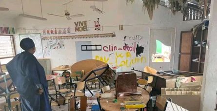 Une salle de classe de l'école primaire Cavani détruite à Mamoudzou, chef-lieu de Mayotte, le 14 décembre 2024 après le passage du cyclone Chido. ©Daniel Mouhamadi / AFP