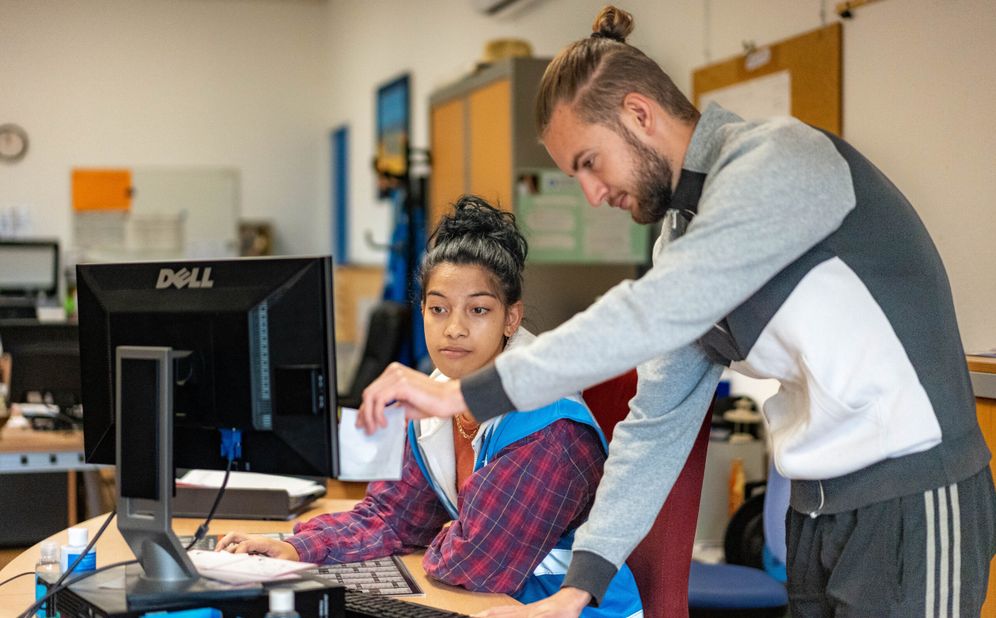 La fédération des Hautes Pyrénées est en lien avec l’éducation nationale pour accompagner.en tant que bénévoles des « pupilles de l’éducation nationale », jusqu’à six mois chacun a.priori. Il s’agit de jeunes en échec scolaire. Ils entrent dans un dispositif pour les faire.reprendre des études. Le cursus comprend le bénévolat..Une rencontre avec Eric, le bénévole encadrant ce dispositif, est prévue. Deux jeunes en qui.prennent actuellement part à ce dispositif, Morgane et Ethan, seront suivis durant leurs.actions de bénévolat. Deux jeunes déjà passés par ce dispositif et encore en contact avec le.SPF, Carl et Romain, seront également rencontrés.